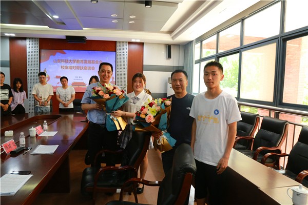 1624871048155317.jpg 图5学生代表向学长献花.jpg